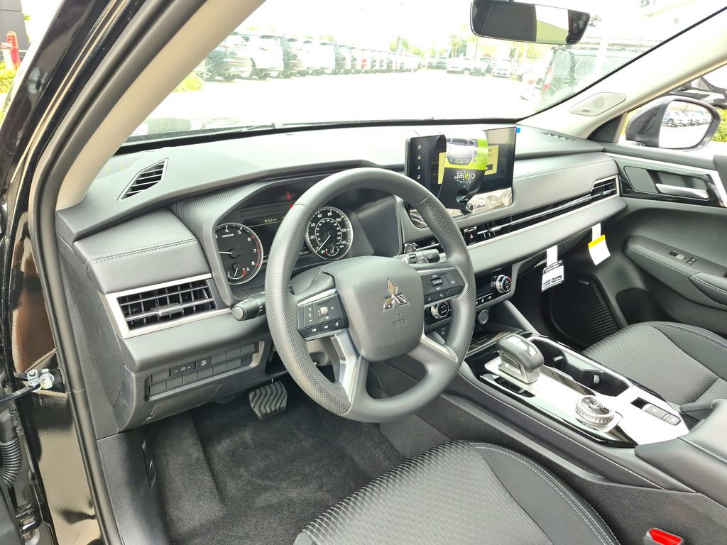 New 2026 Mitsubishi Outlander ES image 9