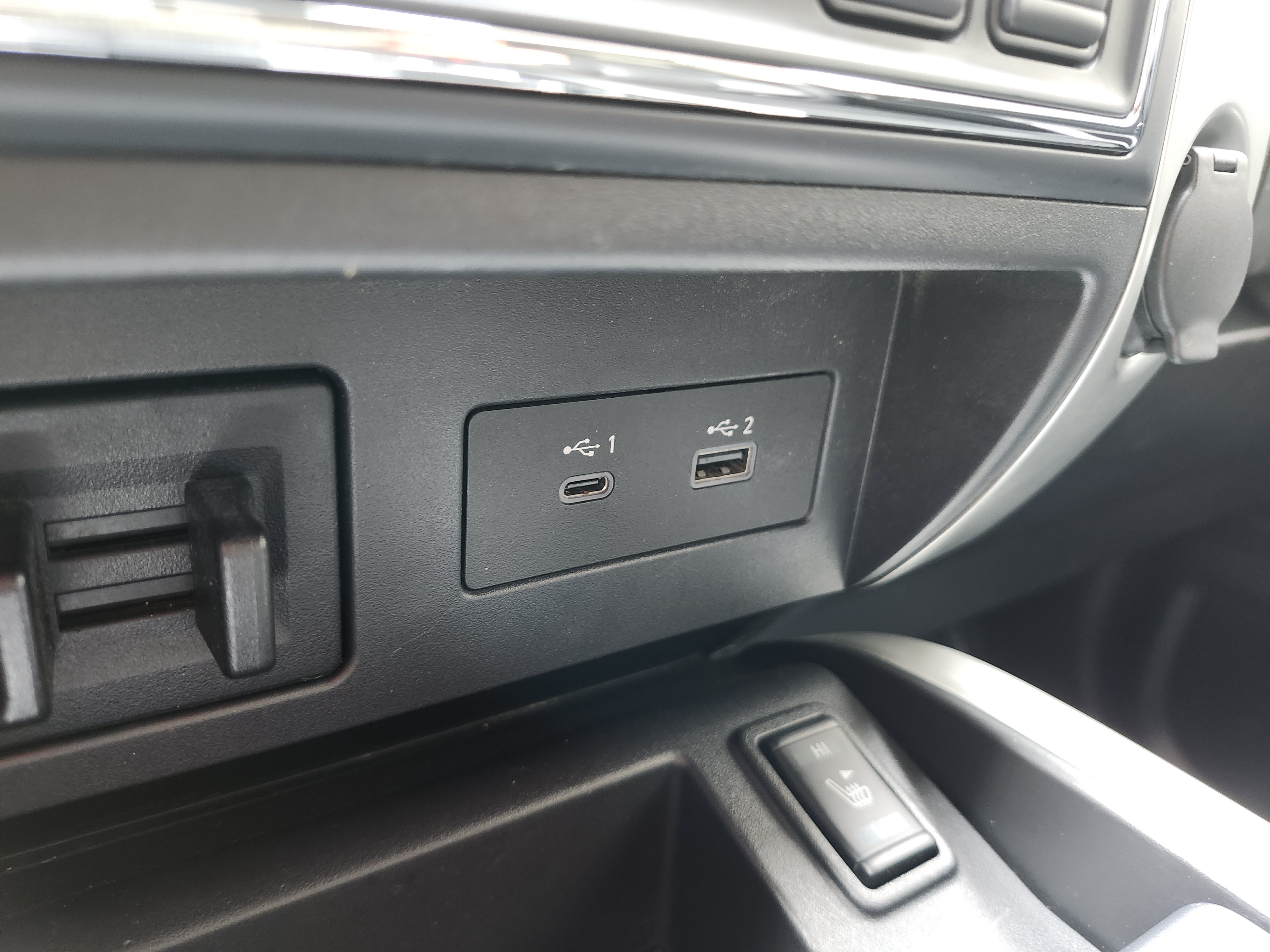 Used 2021 Nissan Titan SL w/ Moonroof Package AWD/4WD image 13