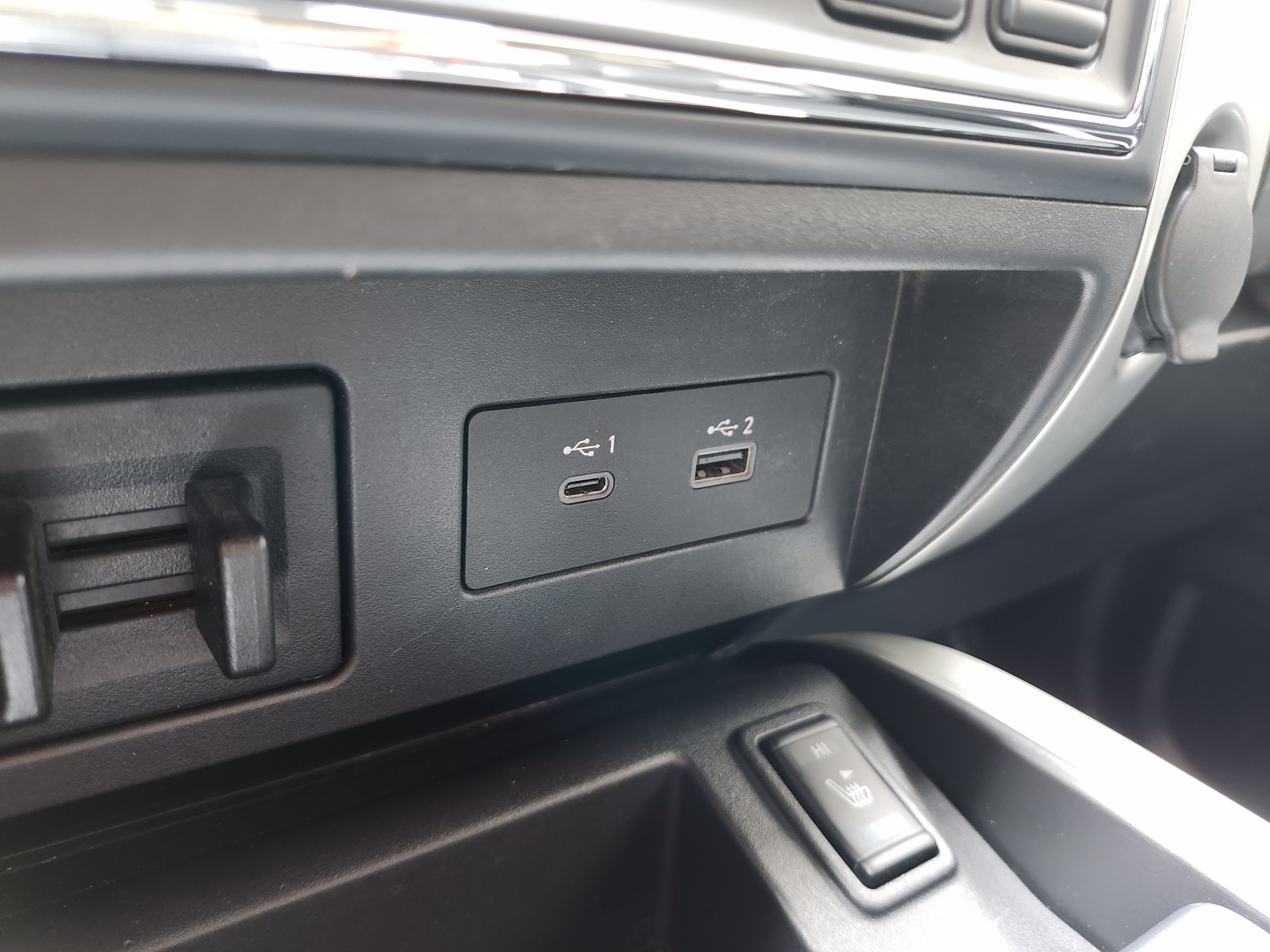 Used 2021 Nissan Titan SL w/ Moonroof Package AWD/4WD image 13