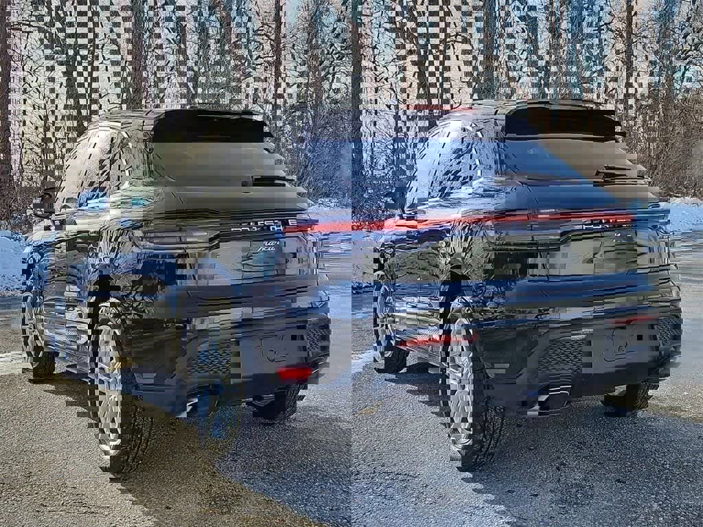 Certified 2025 Porsche Macan image 5