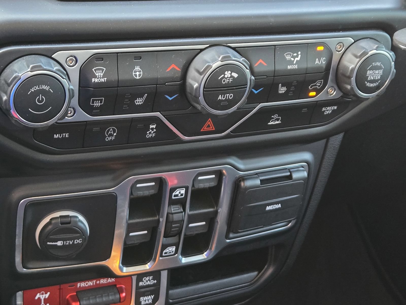 Used 2022 Jeep Gladiator Rubicon w/ Cold Weather Group AWD/4WD image 18