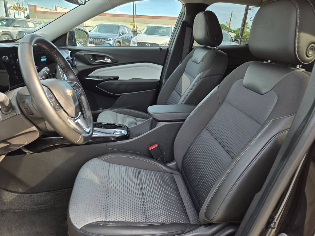 Used 2025 Chevrolet Trax LT w/ LT Convenience Package FWD image 26