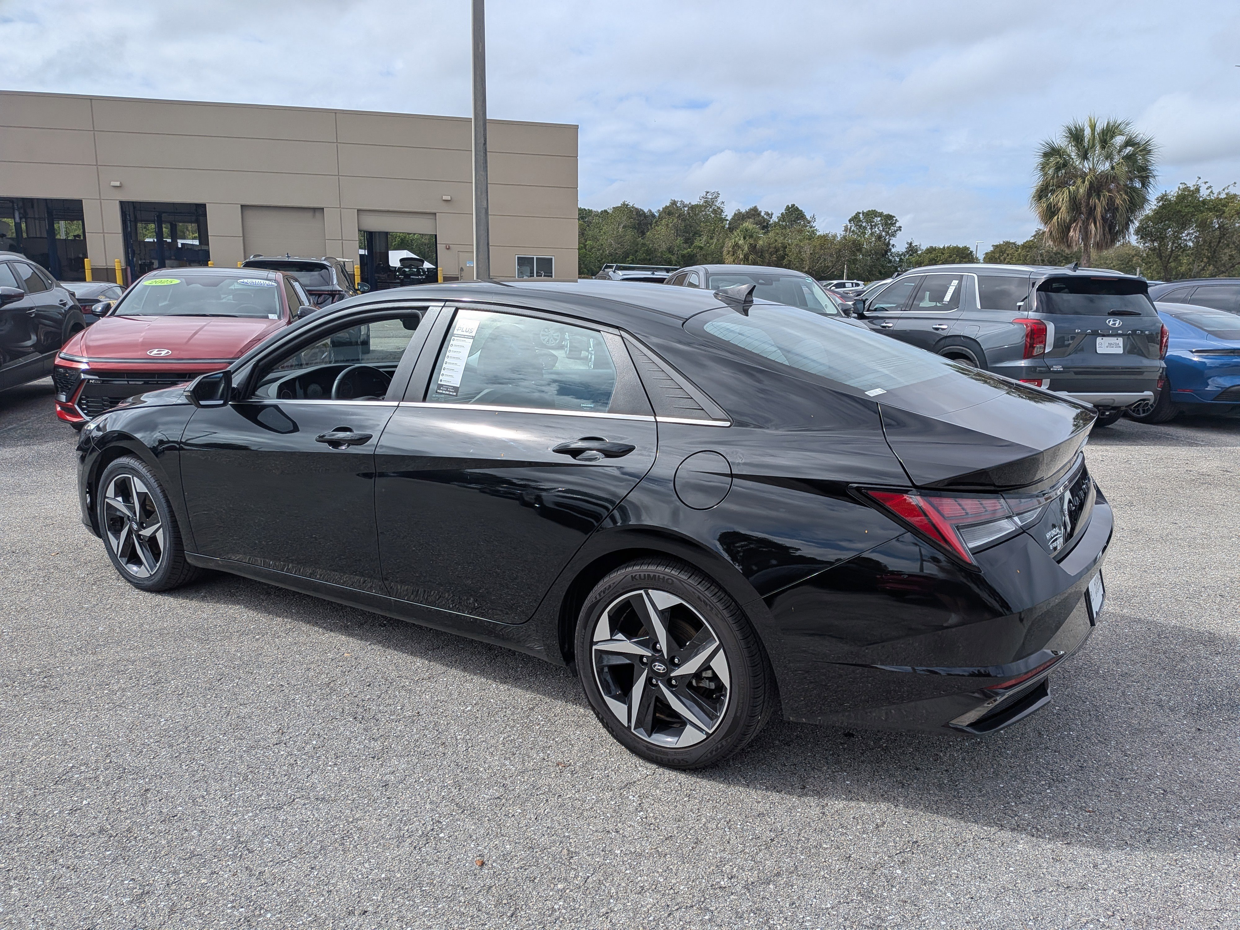 Used 2022 Hyundai Elantra Limited w/ Preferred Accessory Package image 6