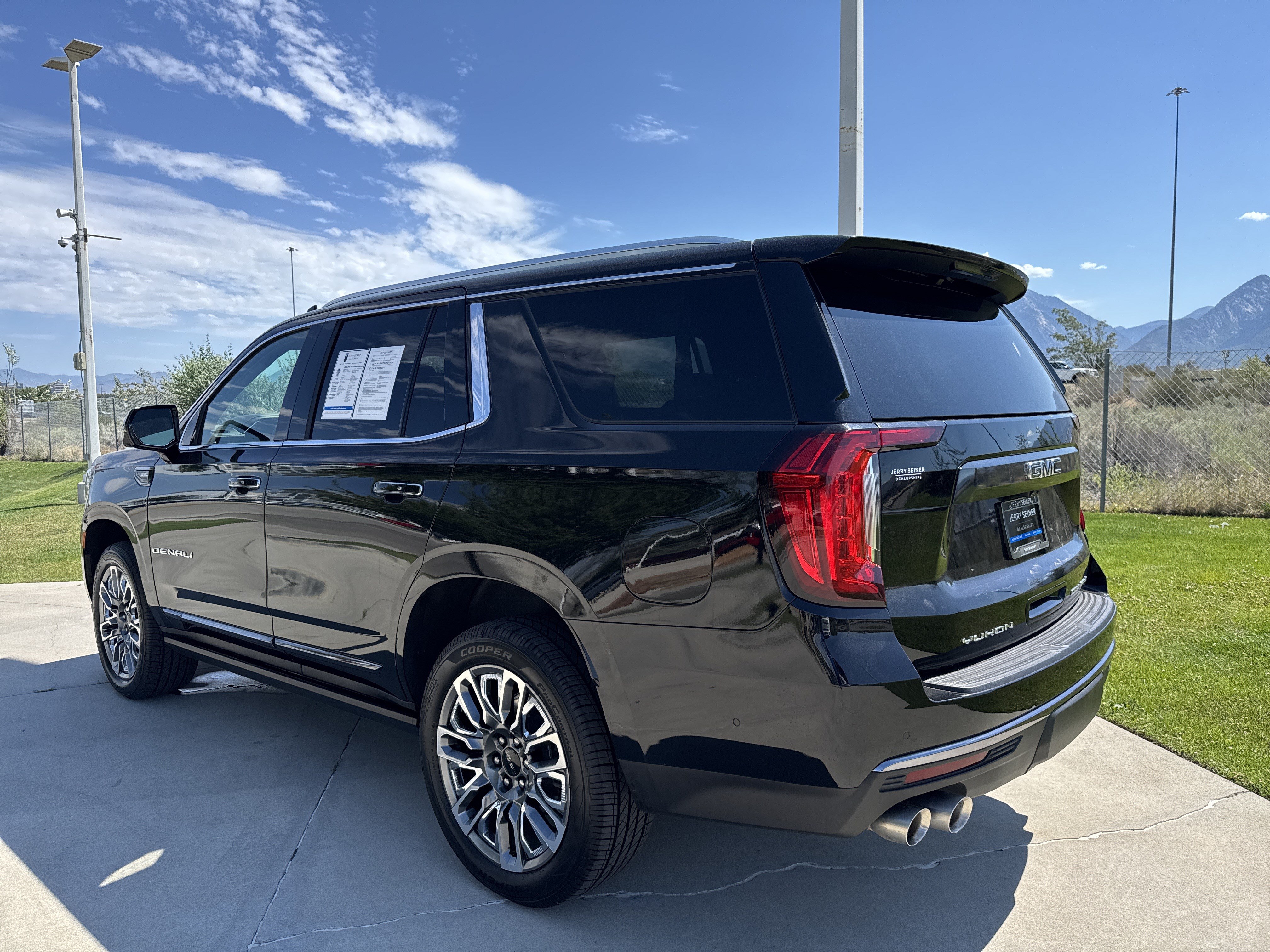 Used 2023 GMC Yukon Denali Ultimate AWD/4WD image 3