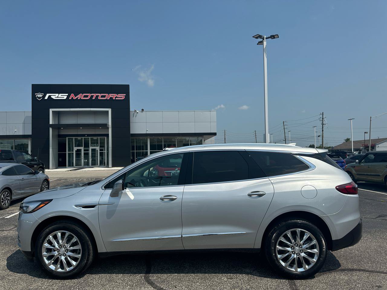 Used 2021 Buick Enclave Premium w/ Sun and Sites Package FWD image 16