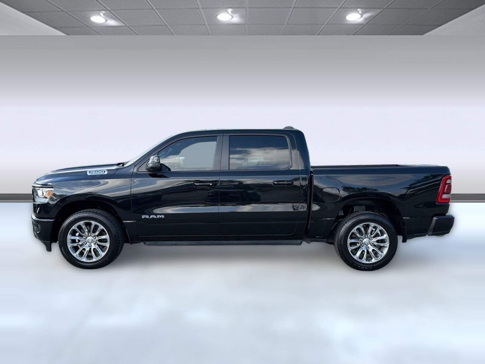 Used 2024 RAM 1500 Laramie AWD/4WD image 2