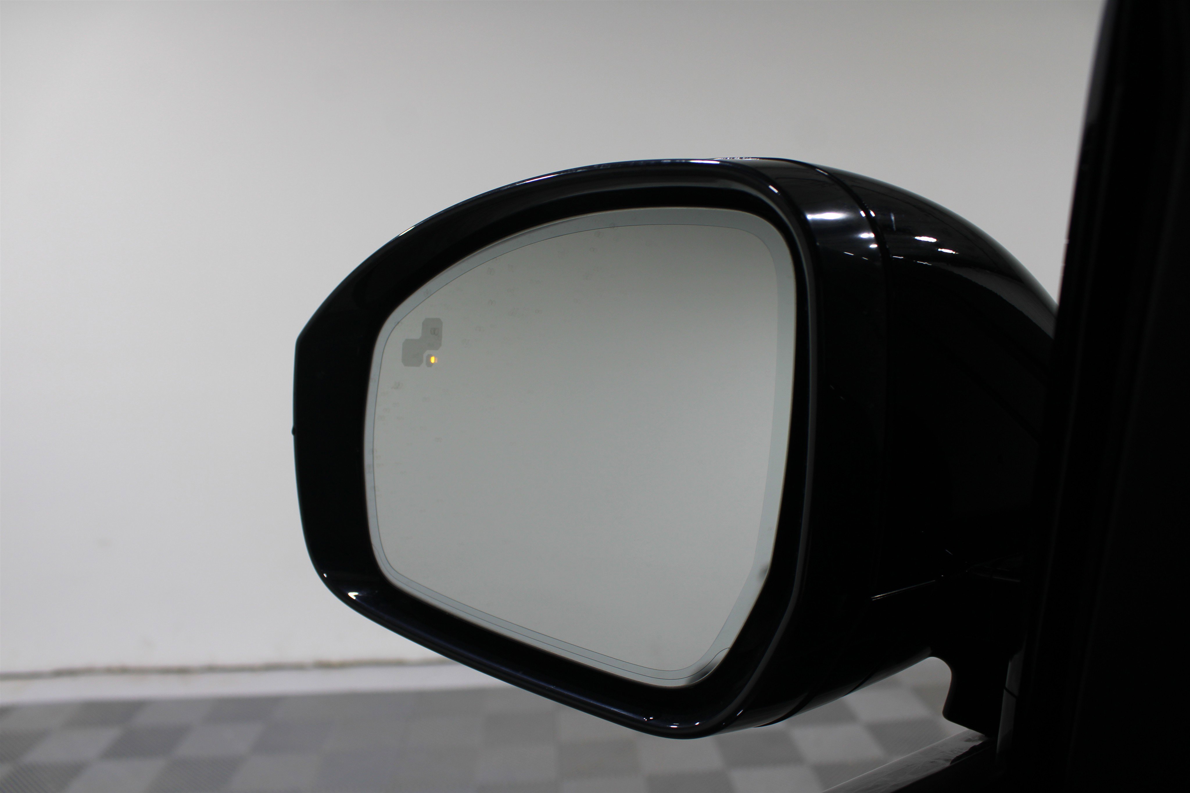 Used 2024 Land Rover Discovery Dynamic SE AWD/4WD image 18