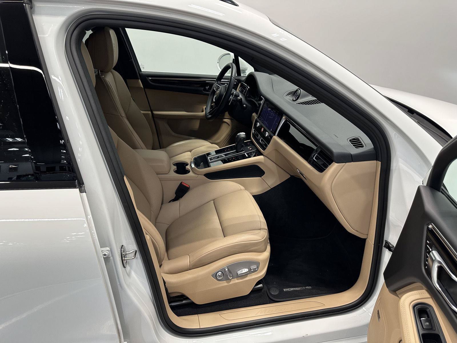 Certified 2025 Porsche Macan AWD/4WD image 43