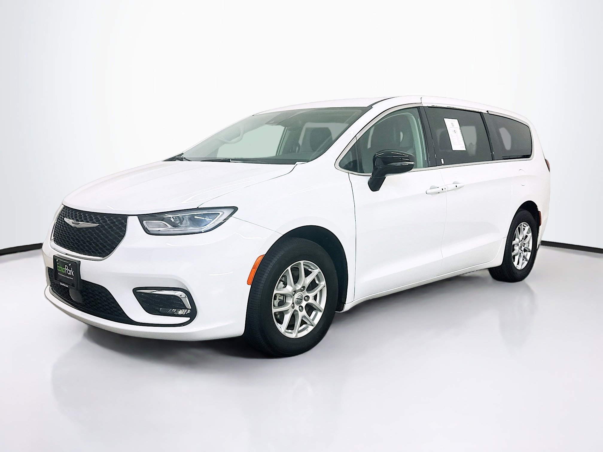 Used 2024 Chrysler Pacifica Touring-L image 3