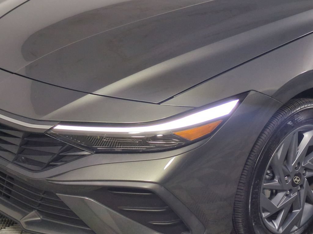 Used 2025 Hyundai Elantra Hybrid FWD image 10