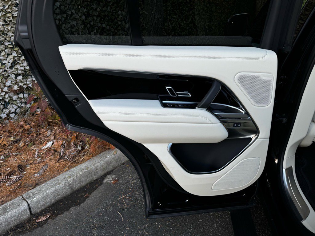 Used 2025 Land Rover Range Rover SE image 16