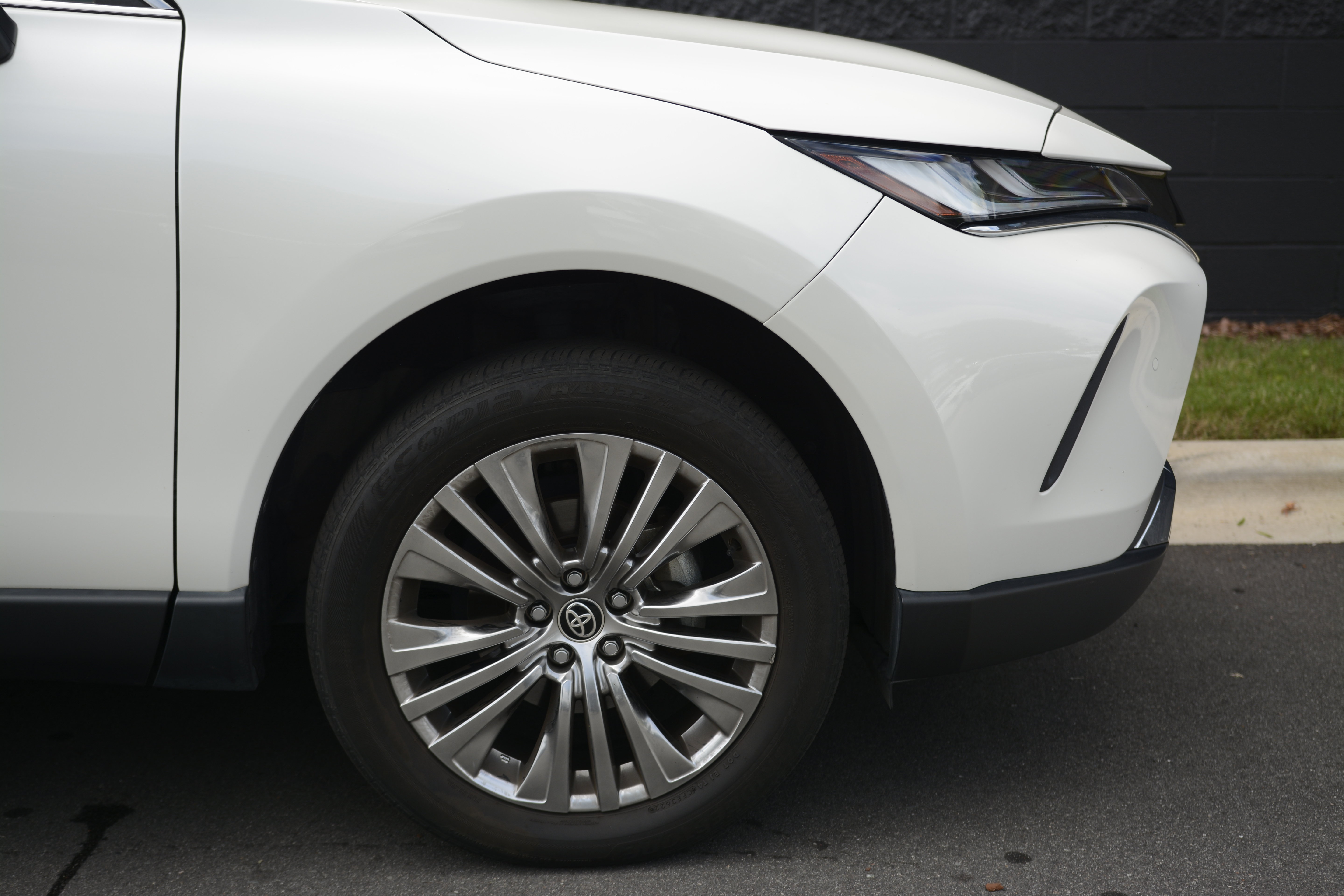 Used 2022 Toyota Venza XLE AWD/4WD image 11