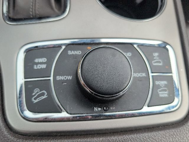Used 2019 Jeep Grand Cherokee Overland AWD/4WD image 25