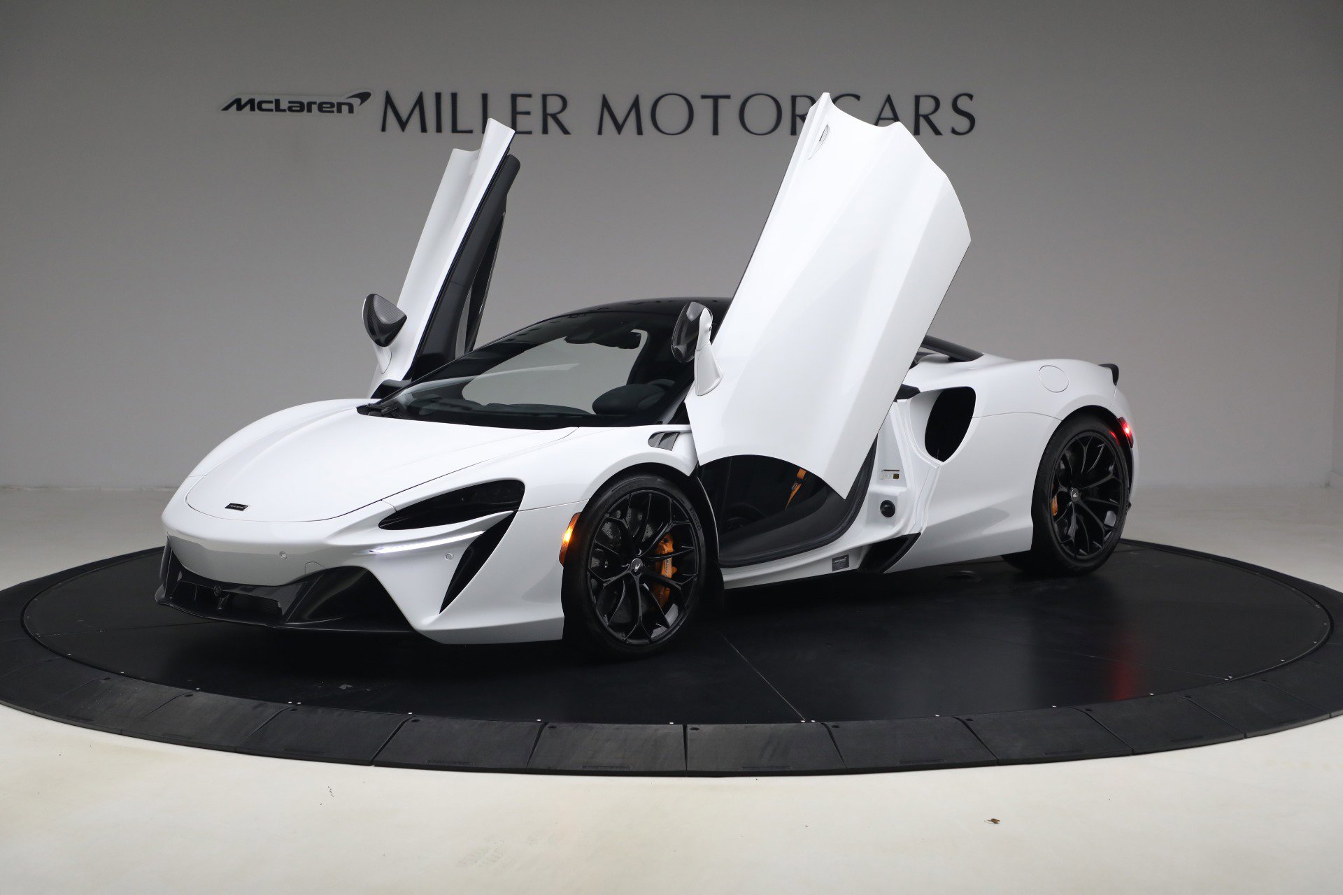 Used 2023 McLaren Artura image 14