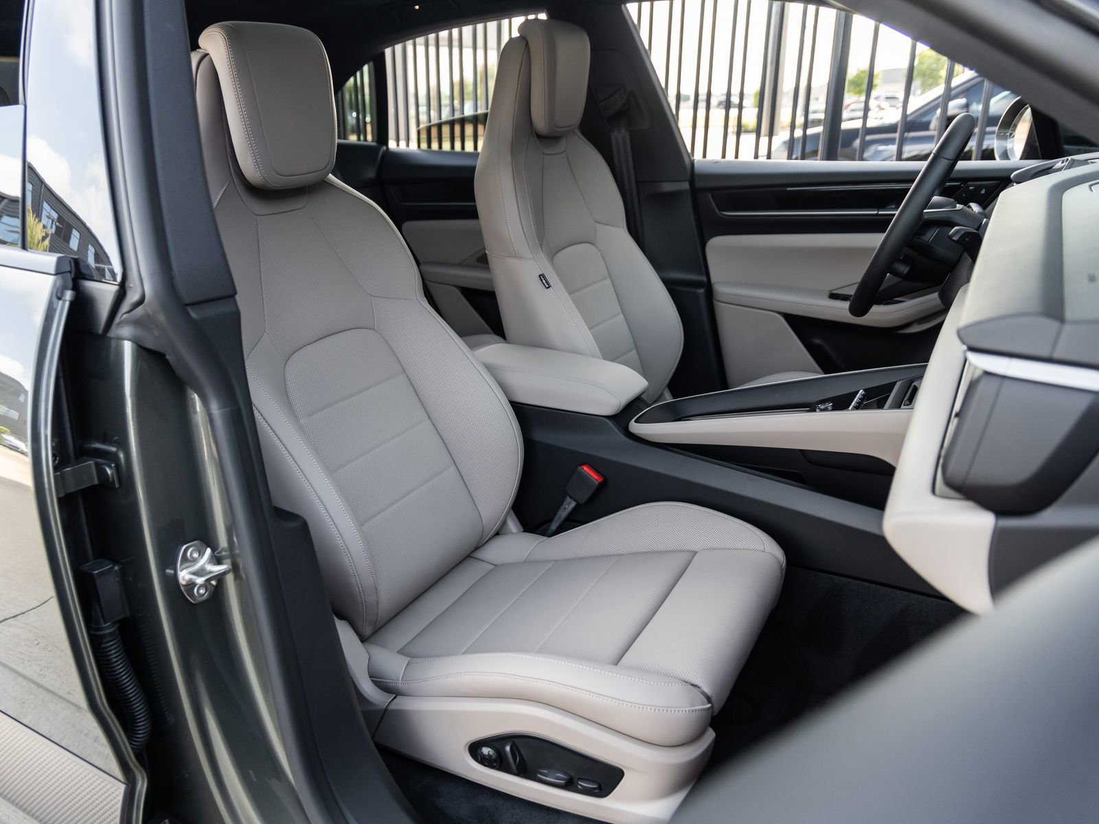 Certified 2025 Porsche Macan Electric image 42