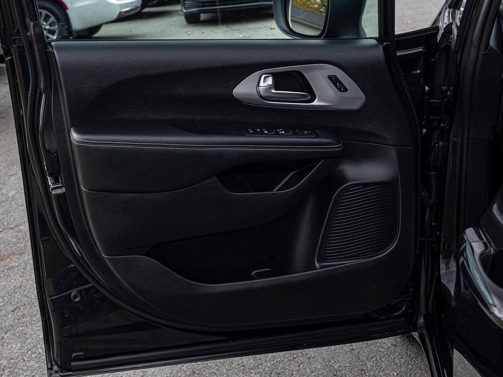 Used 2023 Chrysler Pacifica Touring-L w/ S Appearance Package image 11