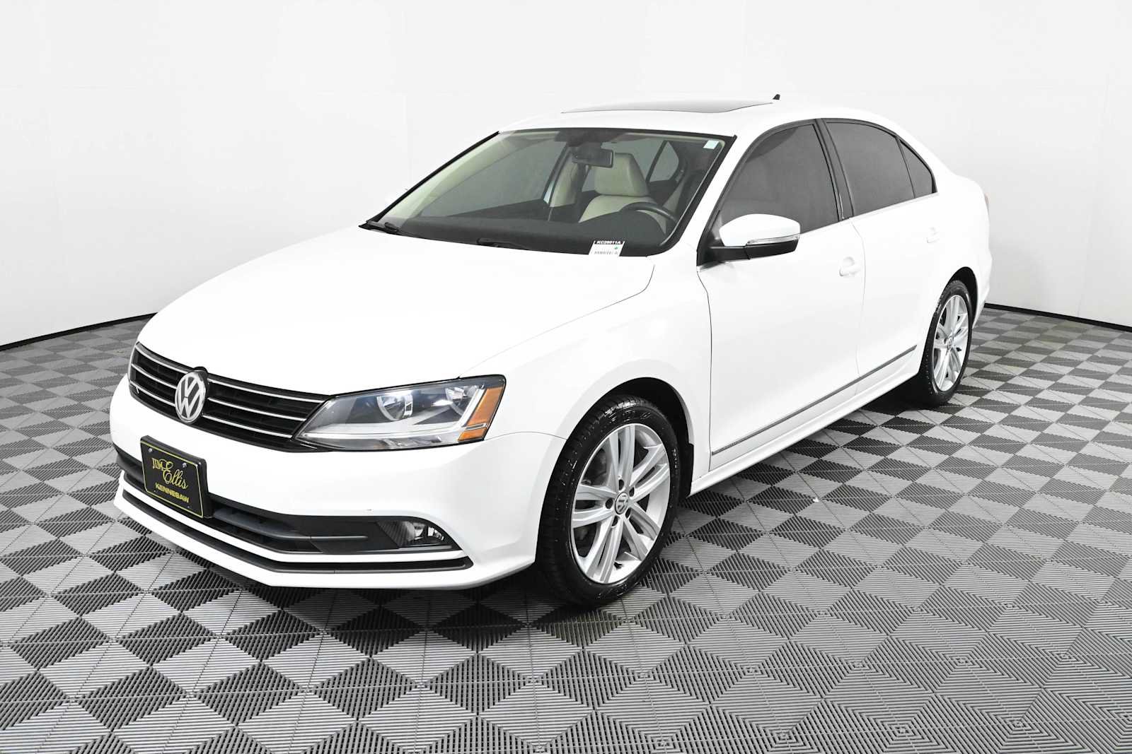 Used 2017 Volkswagen Jetta SEL FWD image 2