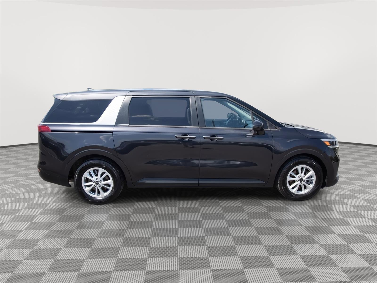 Used 2022 Kia Carnival LX FWD image 4