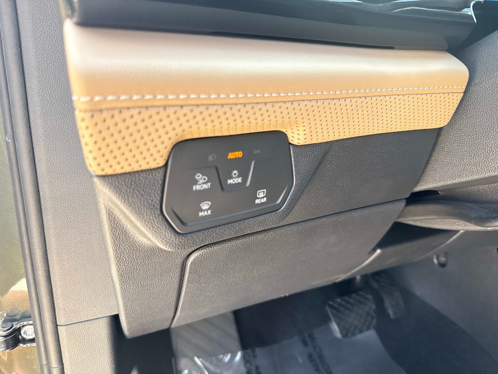 Used 2025 Volkswagen Atlas Cross Sport SE FWD image 20