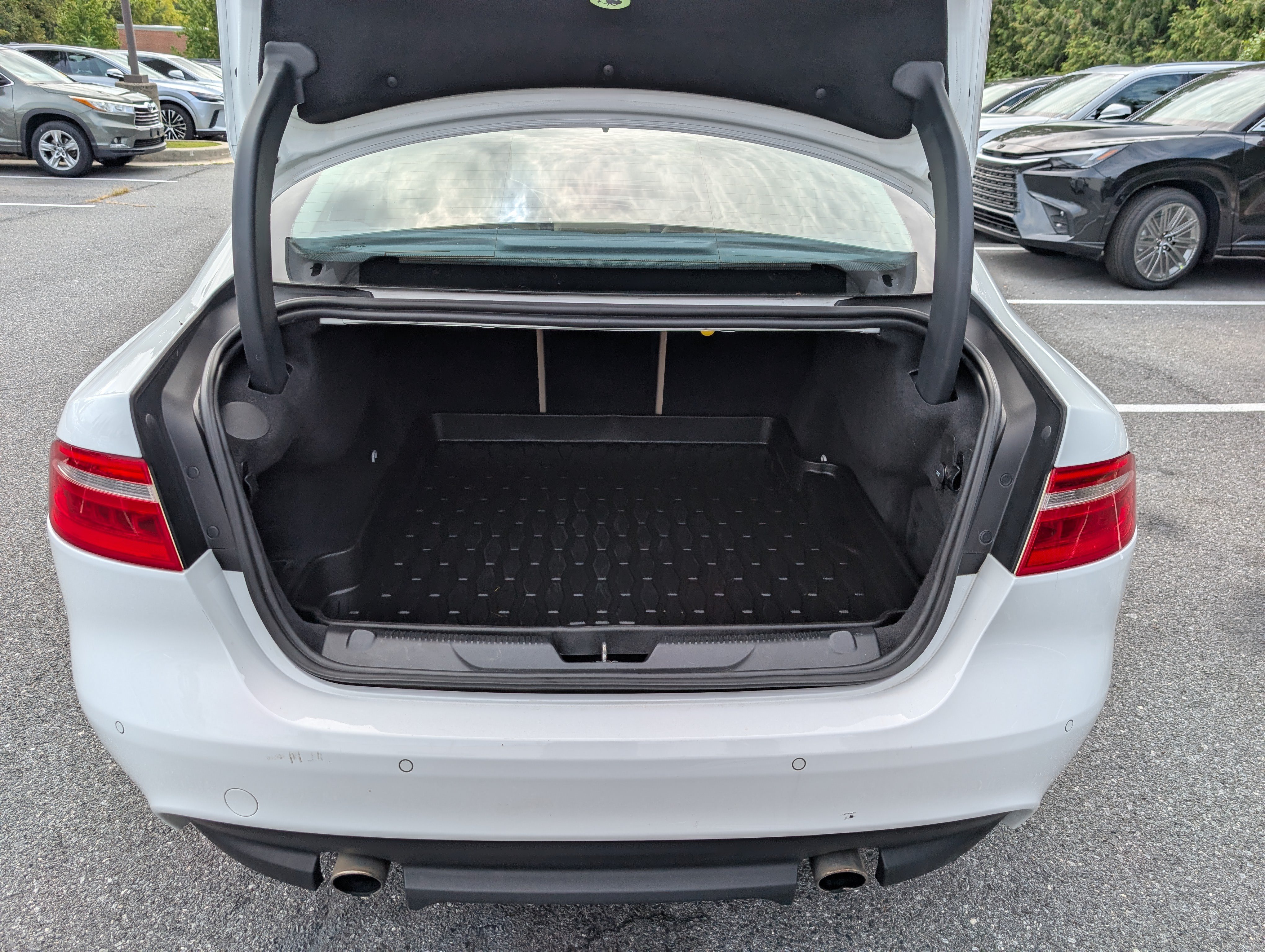 Used 2018 Jaguar XE Prestige AWD/4WD image 13