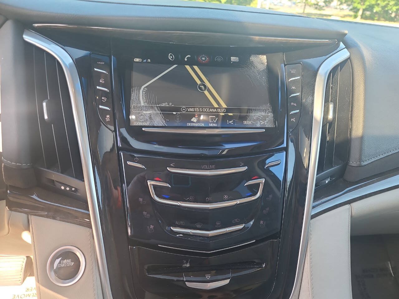 Used 2019 Cadillac Escalade Luxury AWD/4WD image 17