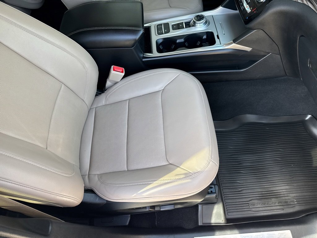 Used 2022 Ford Explorer Limited w/ Equipment Group 301A image 17