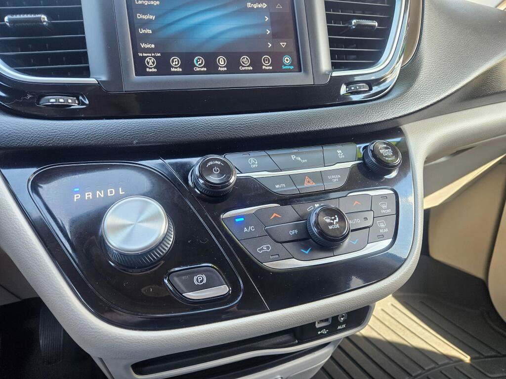 Used 2019 Chrysler Pacifica Touring-L FWD image 25