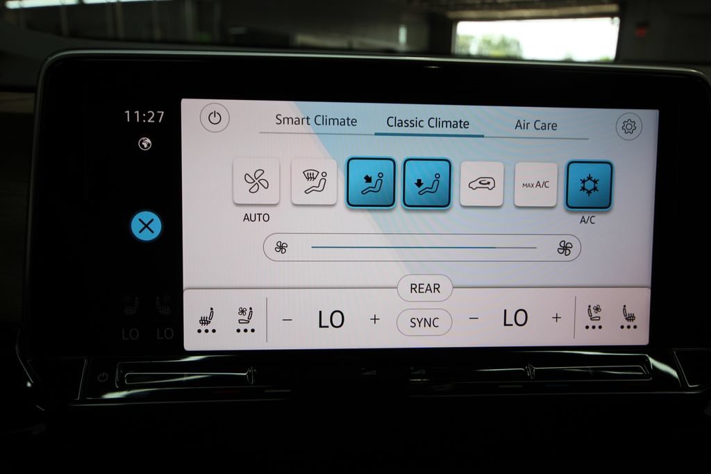 Used 2025 Volkswagen Atlas SE AWD/4WD image 25