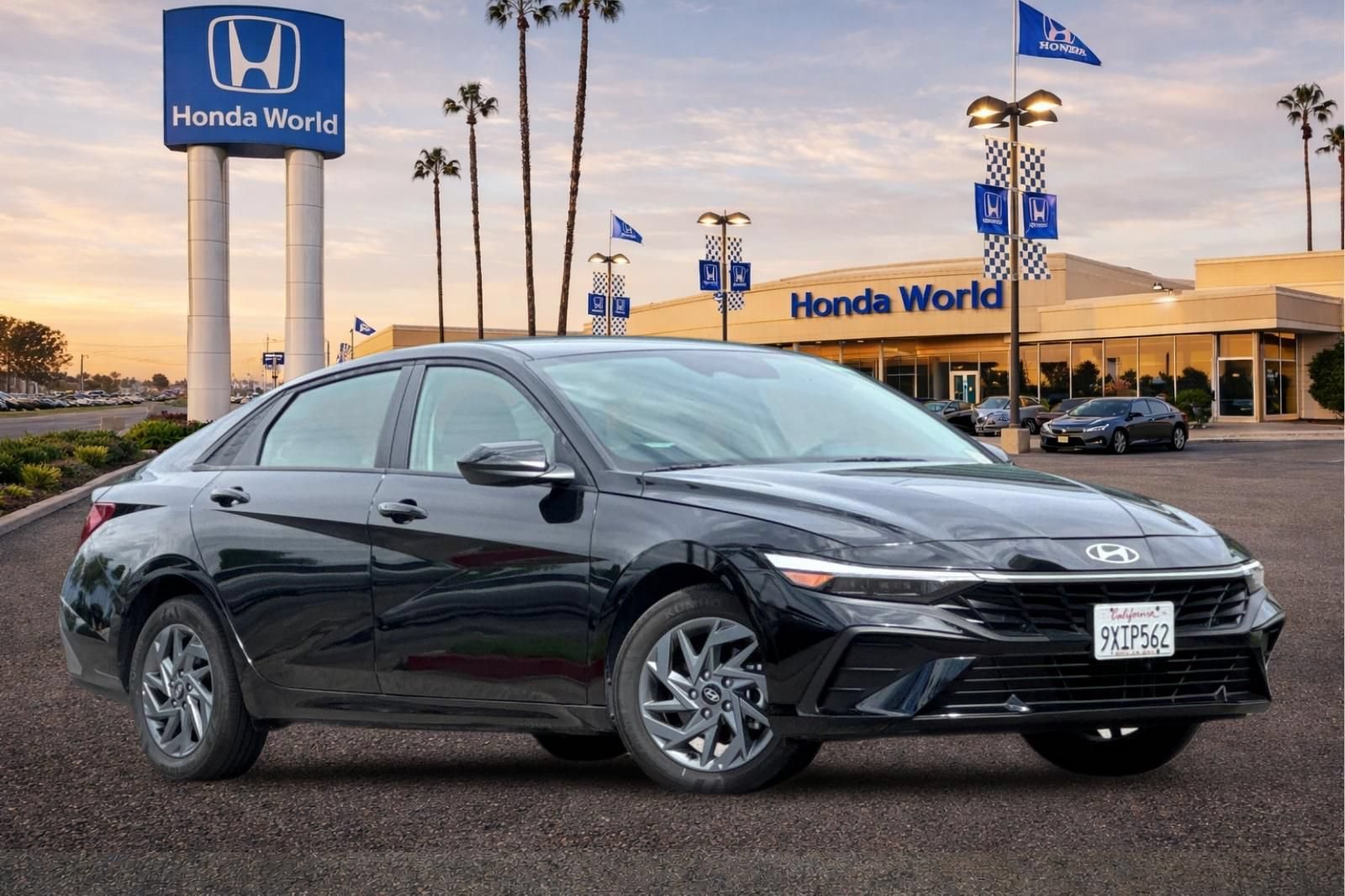 Used 2026 Hyundai Elantra Hybrid FWD image 2