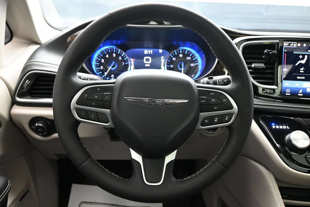 Used 2024 Chrysler Pacifica Limited w/ Uconnect Theater Family Group FWD image 15