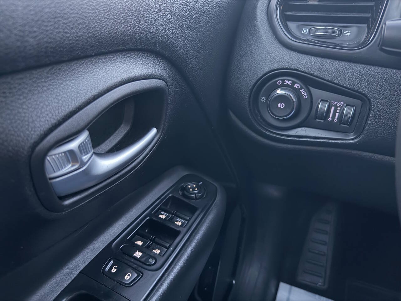 Used 2018 Jeep Renegade Altitude FWD image 11