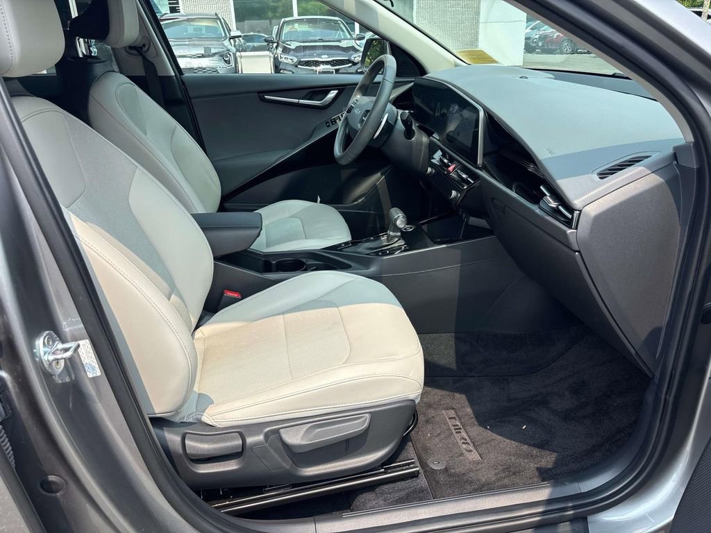 Used 2023 Kia Niro EX image 12