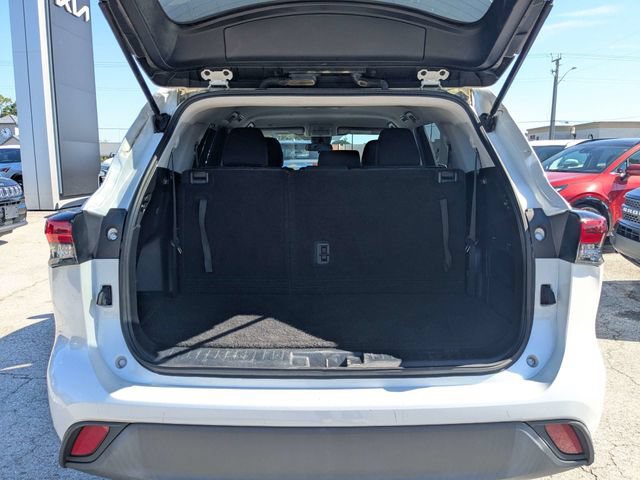 Used 2022 Toyota Highlander L FWD image 11