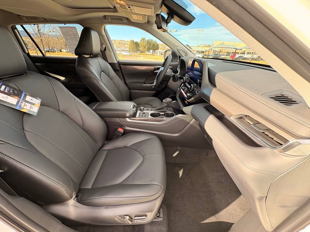 Used 2026 Toyota Highlander Limited image 31