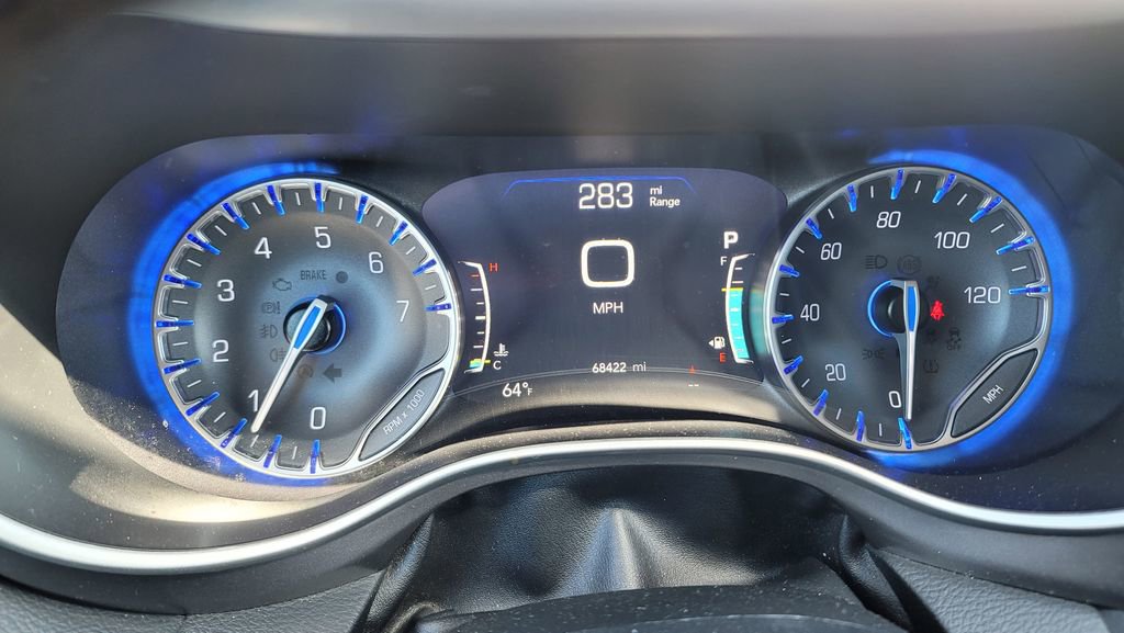 Used 2023 Chrysler Pacifica Touring-L image 9