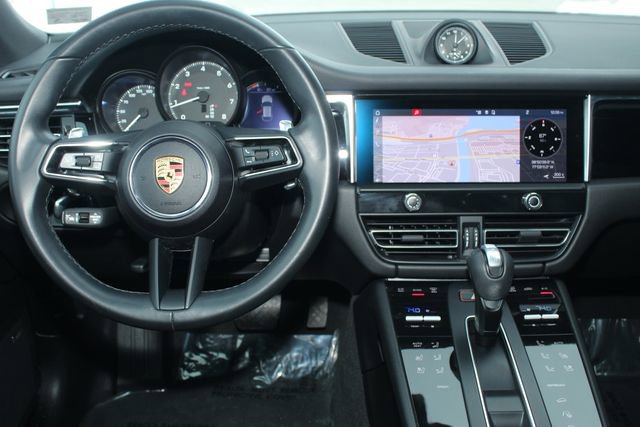 Certified 2024 Porsche Macan image 6