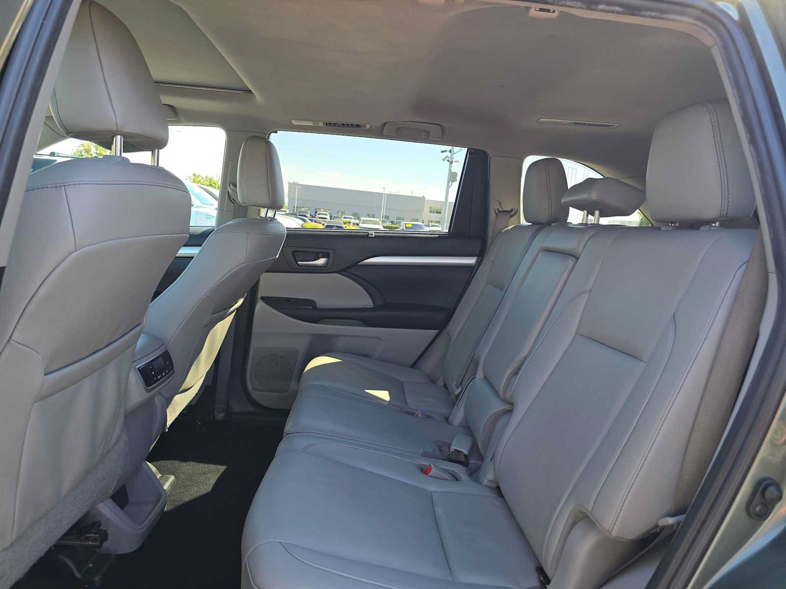 Certified 2019 Toyota Highlander XLE w/ Carpet Mat Package (TMS) AWD/4WD image 18