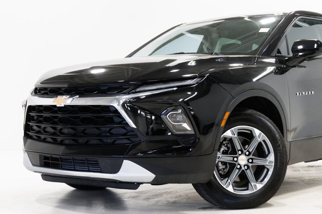 Used 2025 Chevrolet Blazer LT image 2