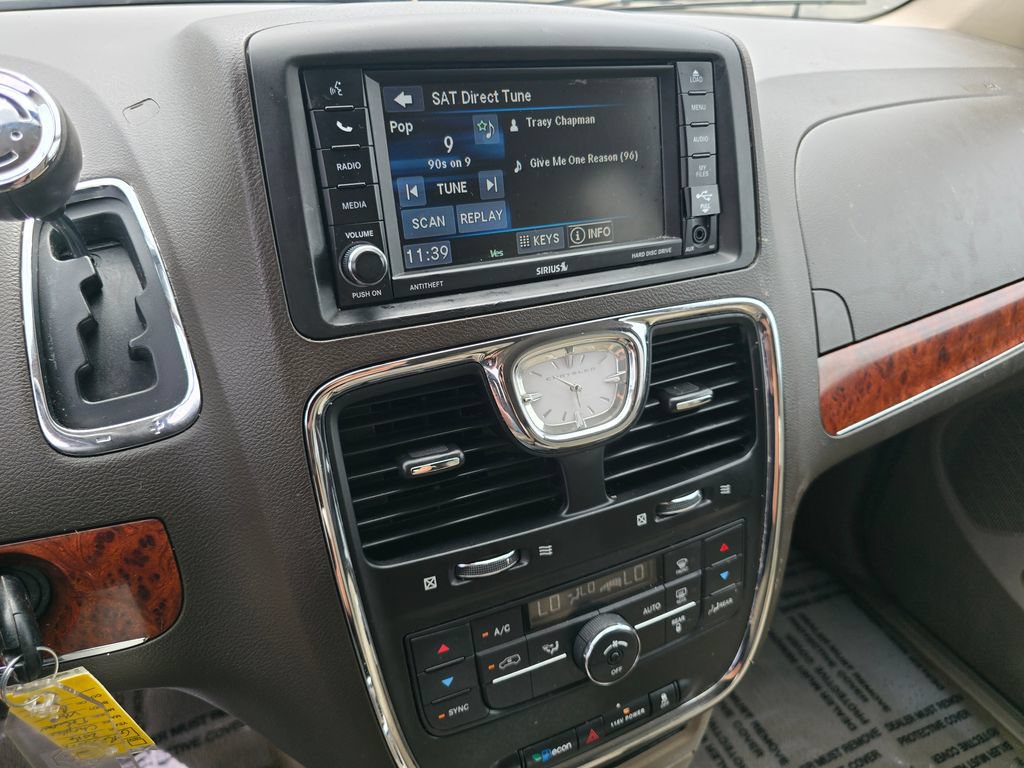 Used 2016 Chrysler Town & Country Touring FWD image 36