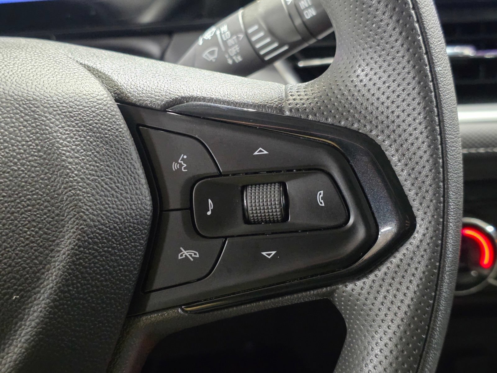 Used 2025 Chevrolet TrailBlazer LS FWD image 32