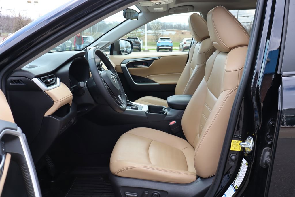 Used 2020 Toyota RAV4 XLE Premium image 11