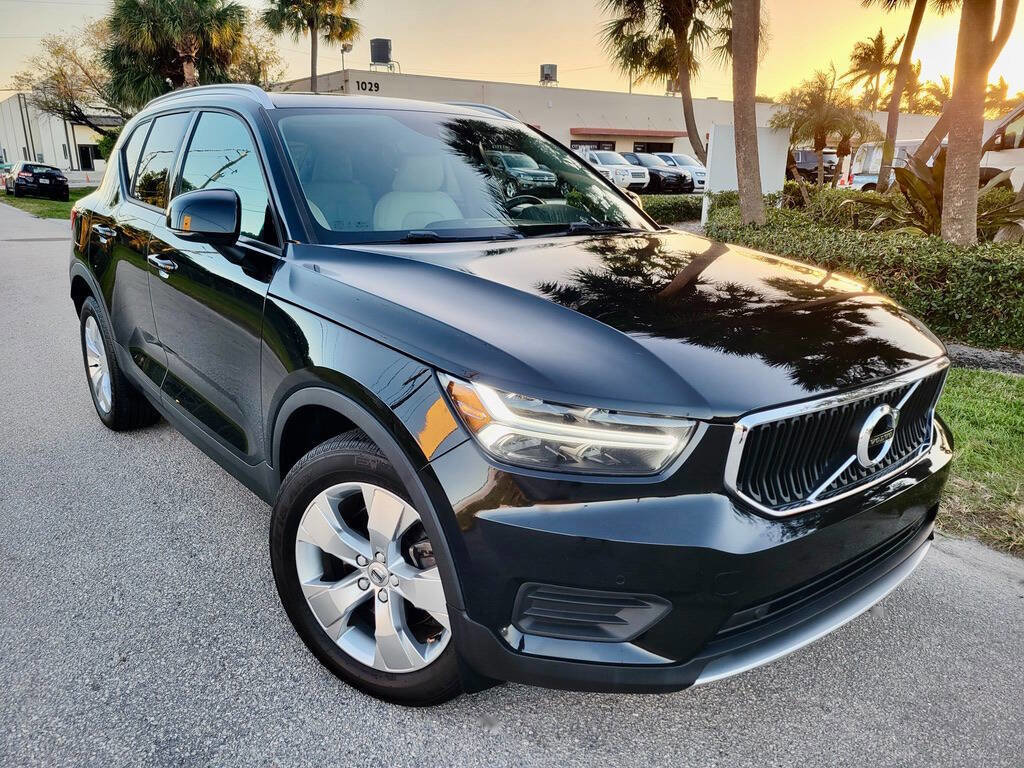 Used 2020 Volvo XC40 T4 Momentum image 2