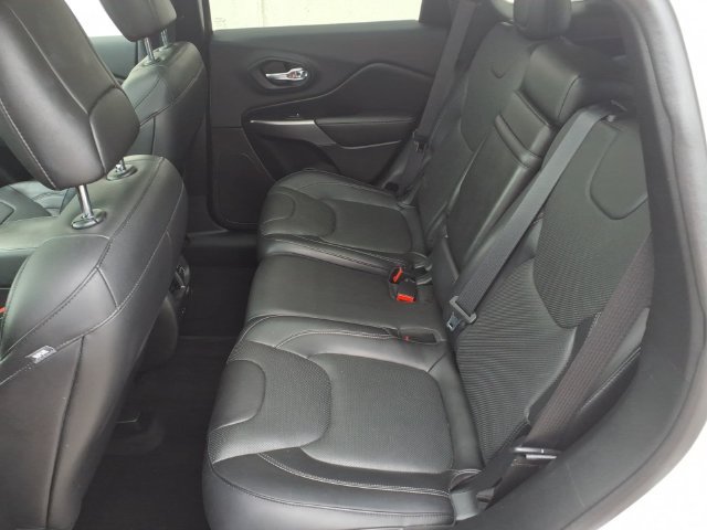 Used 2019 Jeep Cherokee Overland w/ Technology Group AWD/4WD image 12