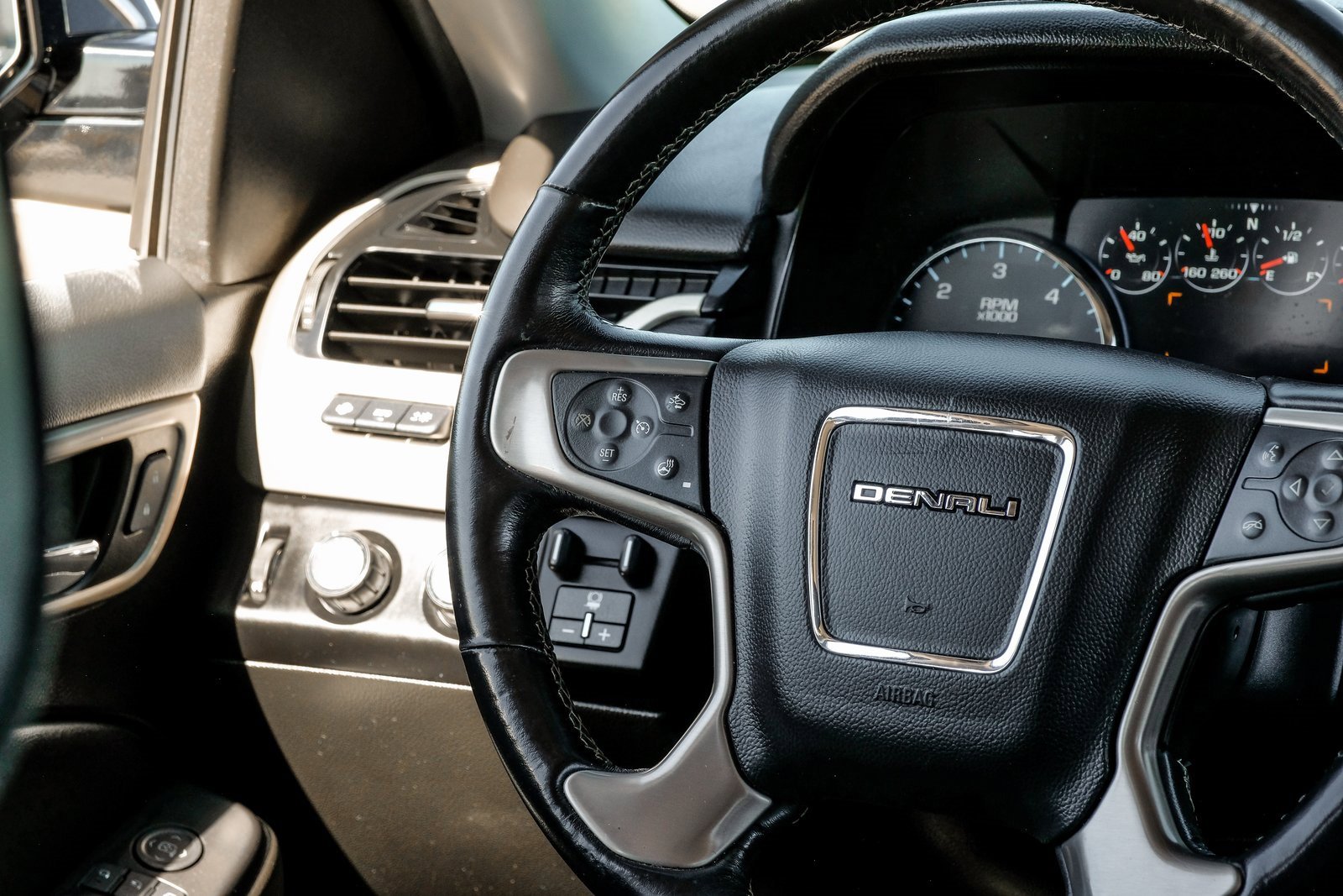 Used 2020 GMC Yukon Denali w/ Denali Ultimate Package image 19