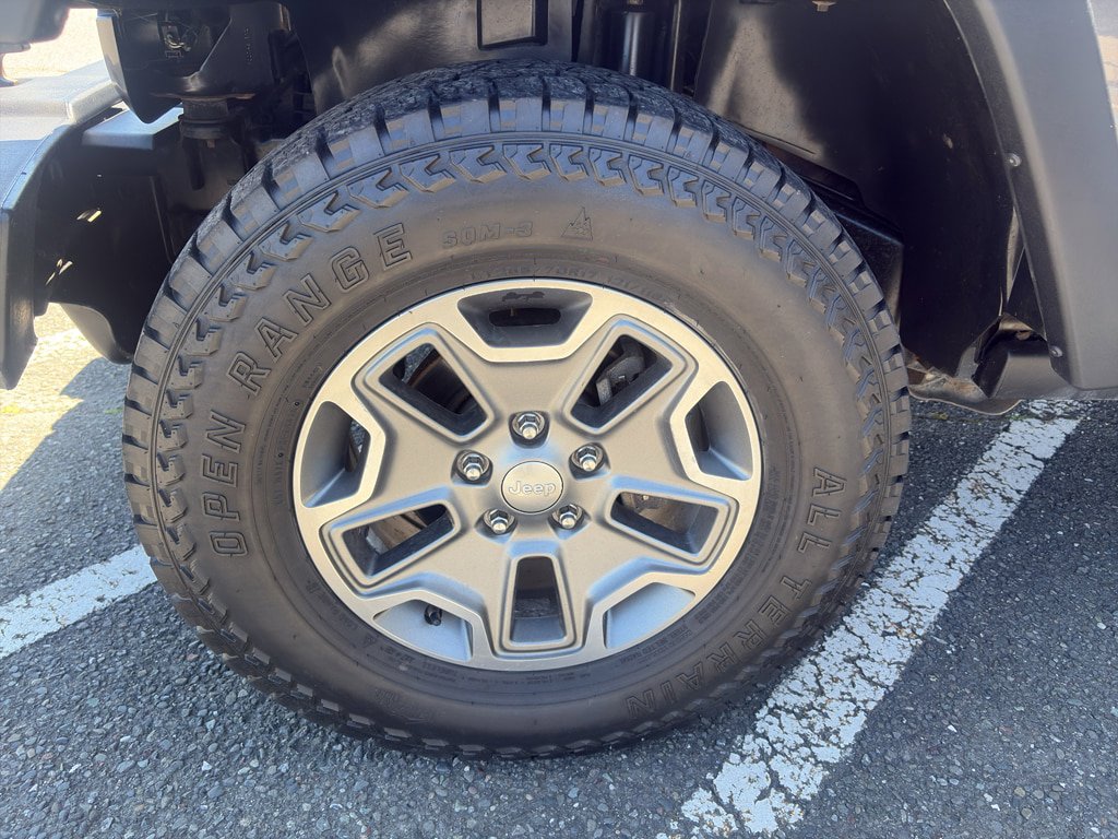 Used 2017 Jeep Wrangler Rubicon w/ Power Convenience Group AWD/4WD image 2