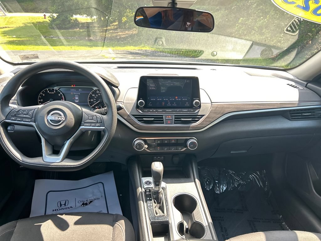 Used 2025 Nissan Altima 2.5 SV FWD image 15