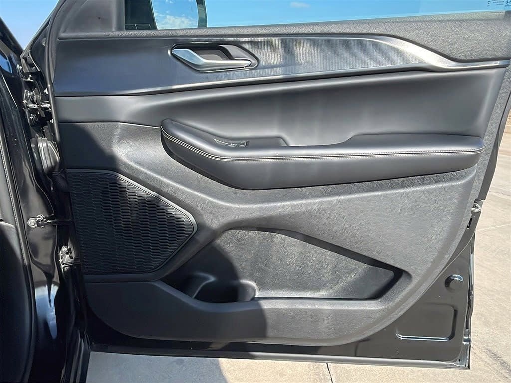 Used 2023 Jeep Grand Cherokee Altitude image 13