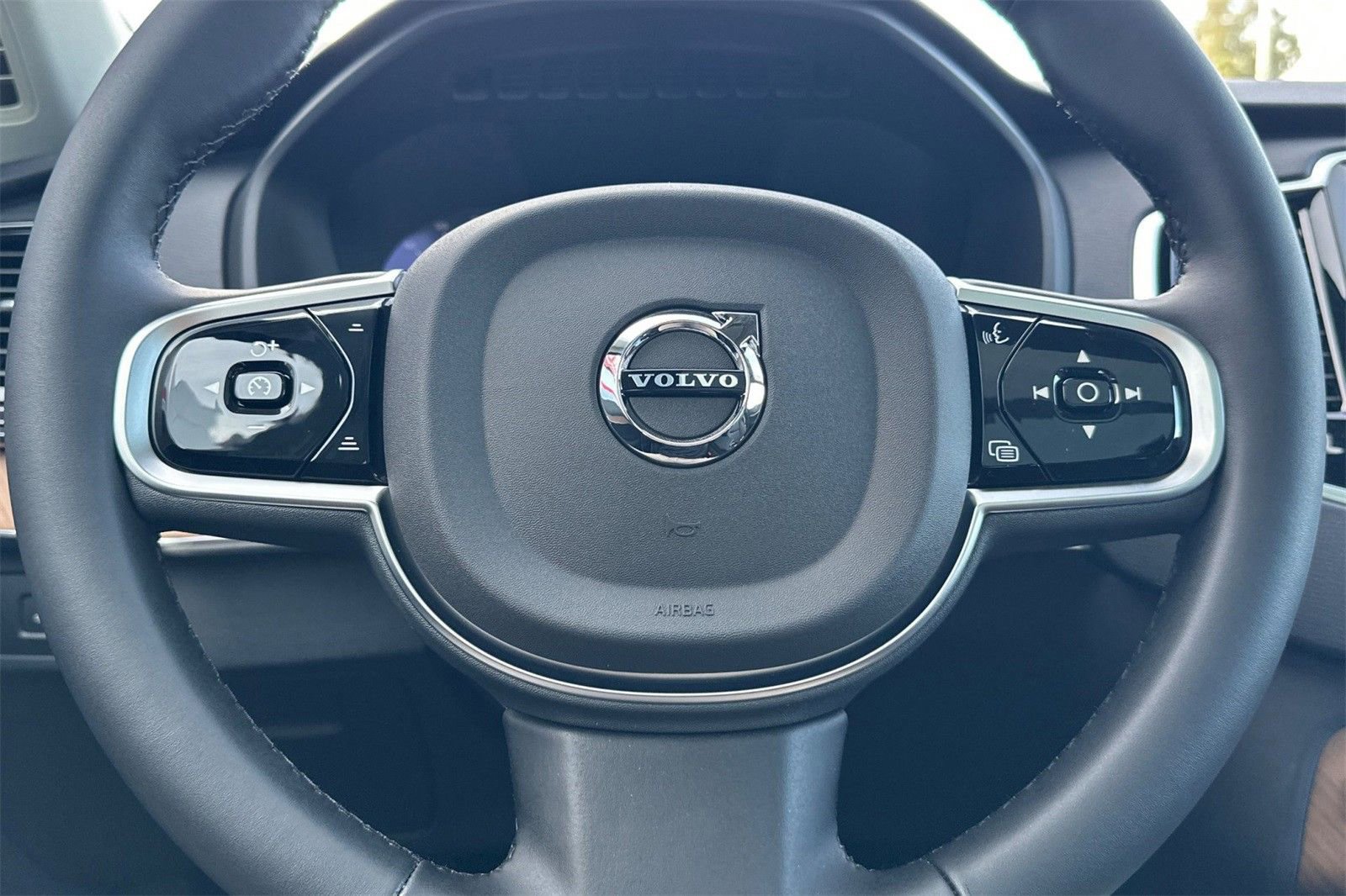 Certified 2025 Volvo XC90 B6 Plus w/ Protection Package Premier AWD/4WD image 23