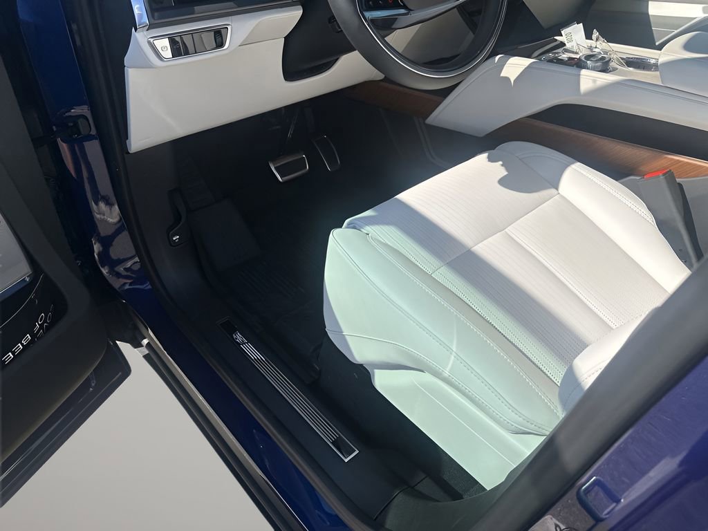 New 2026 Cadillac Vistiq Luxury w/ LPO, Floor Liner Package AWD/4WD image 28