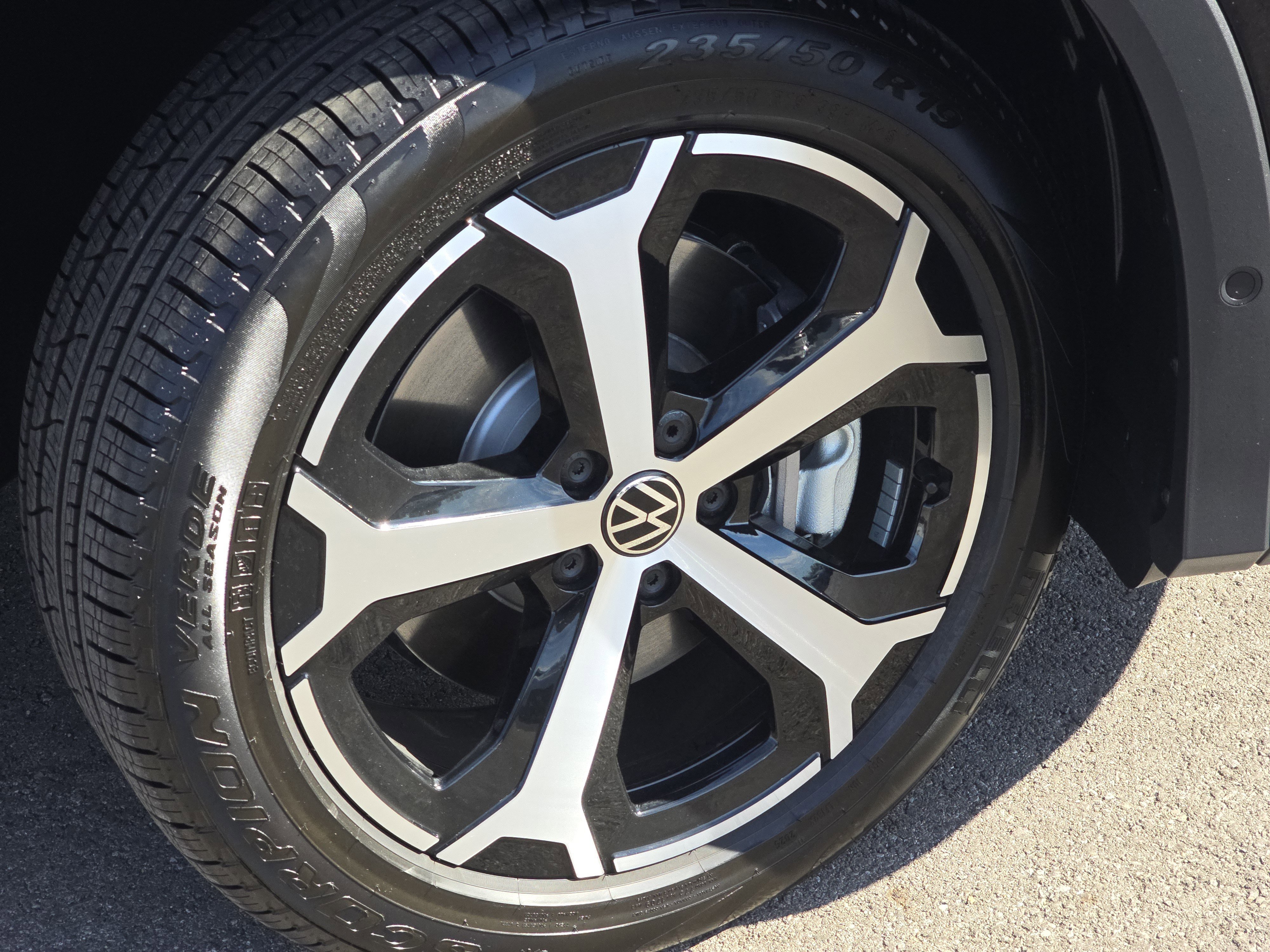 New 2025 Volkswagen Tiguan SE image 13